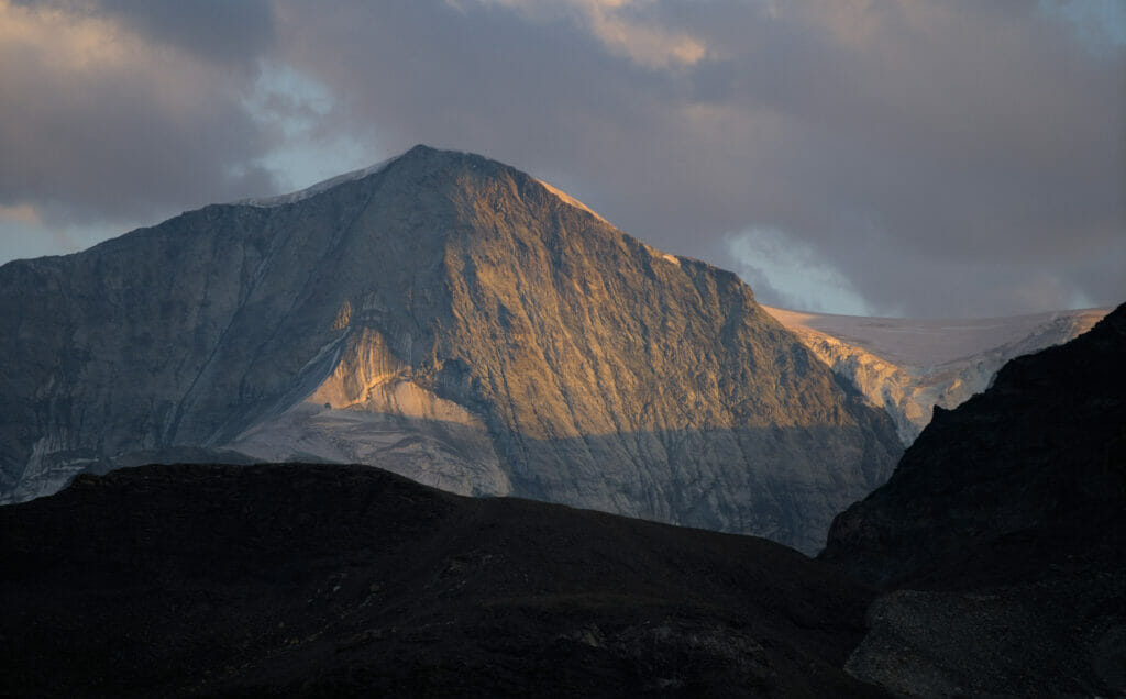 le soleil se couche sur le mont blanc de cheillon