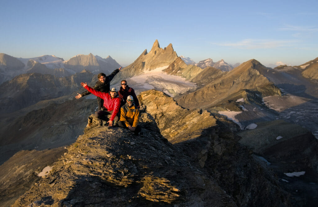 Photo souvenir avec les aiguilles rouges en arrière plan