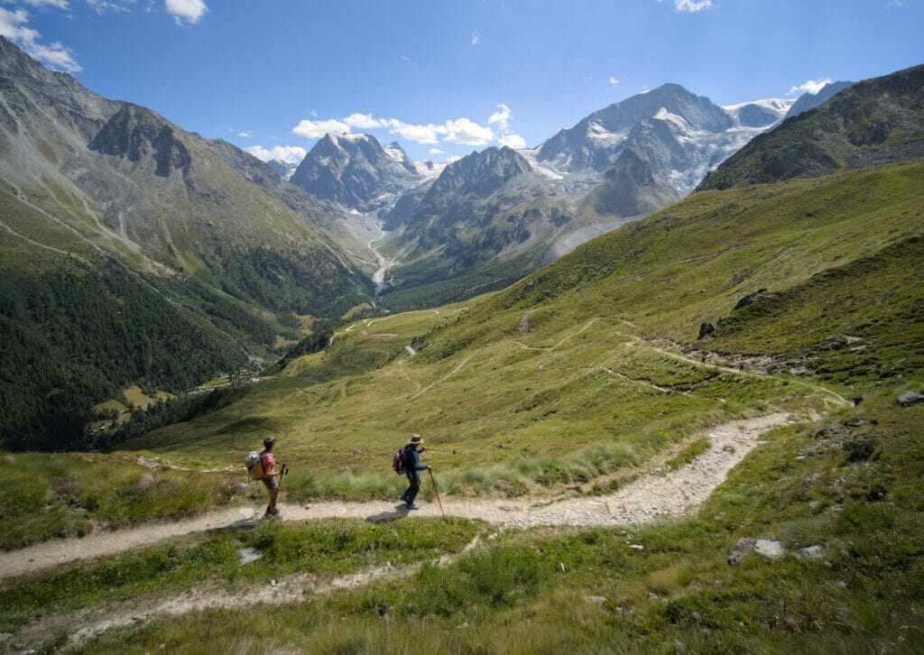 vue sur le vallon d'Arolla en montant à la cabane des Aiguilles rouges