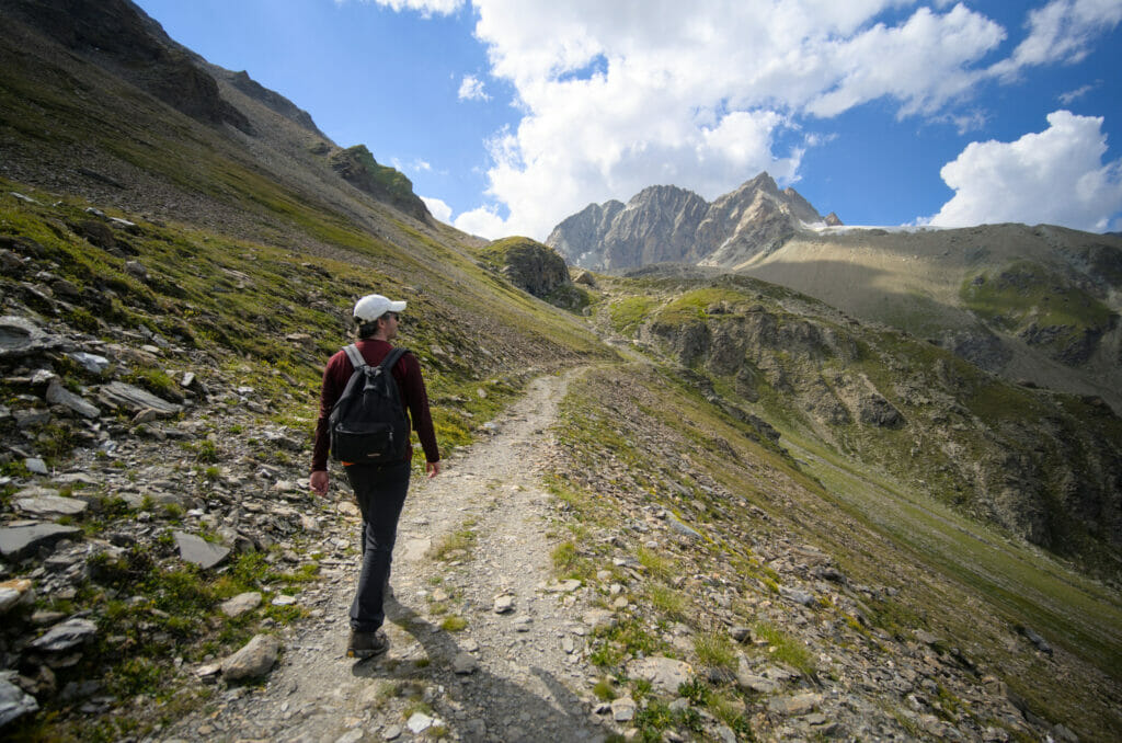 chemin rocailleux vers la cabane des aiguilles rouges