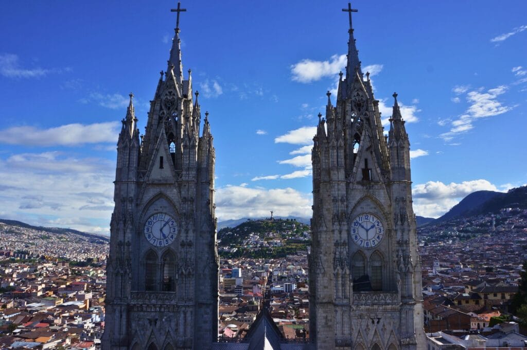 les tours de la Basilica del Voto Nacional à Quito