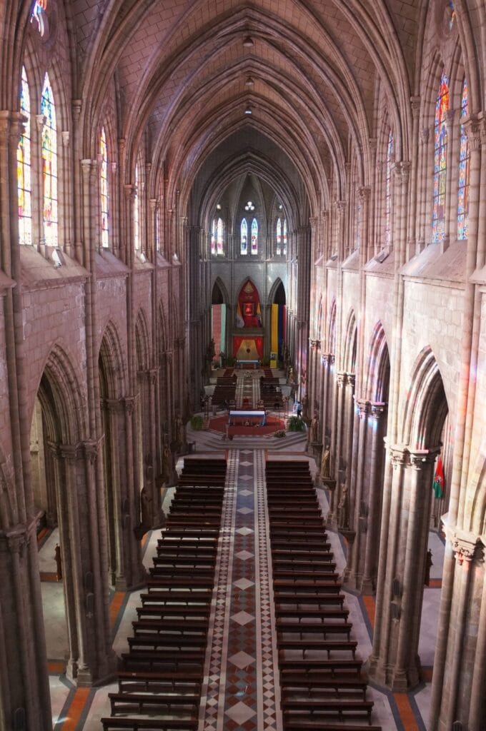 intérieur de la Basilica del Voto Nacional à Quito