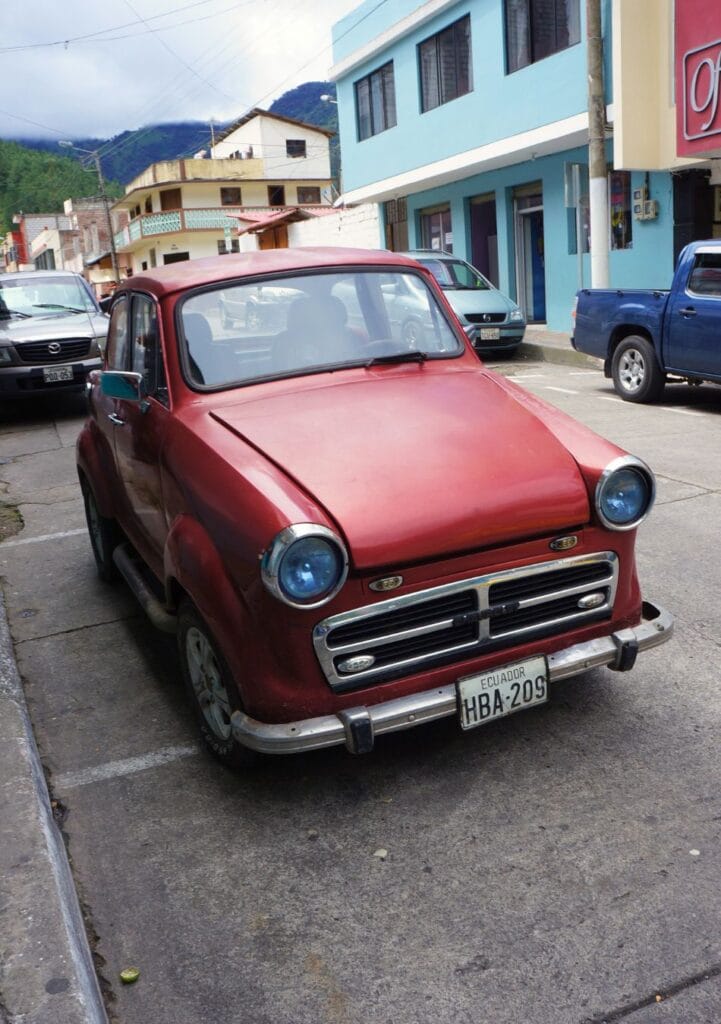voiture équatorienne dans les rues de Baños