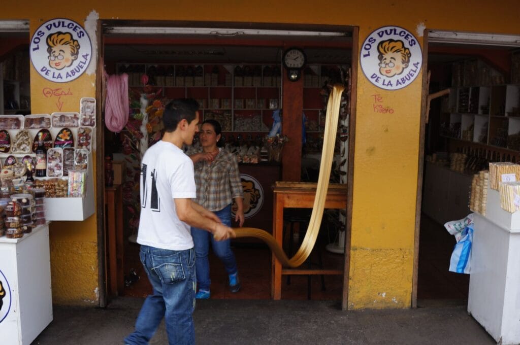 melcocha production in Baños in Ecuador