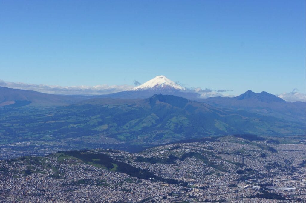 vue depuis le sommet du volcan Pichincha à Quito