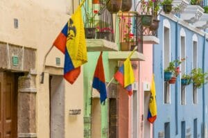 façades colorées dans la rue la ronda à Quito