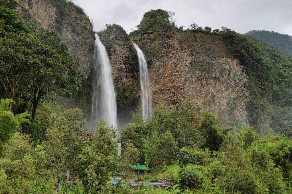 la cascade manto de la novia sur la route des cascades