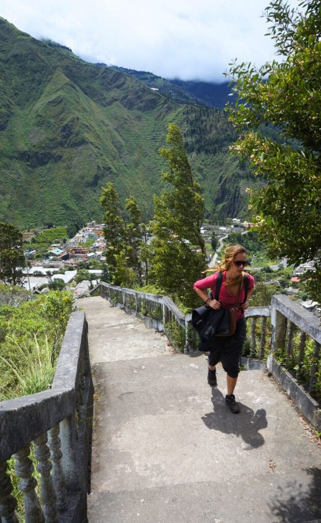 montée vers le mirador de la virgen (monument de la Vierge) à Baños