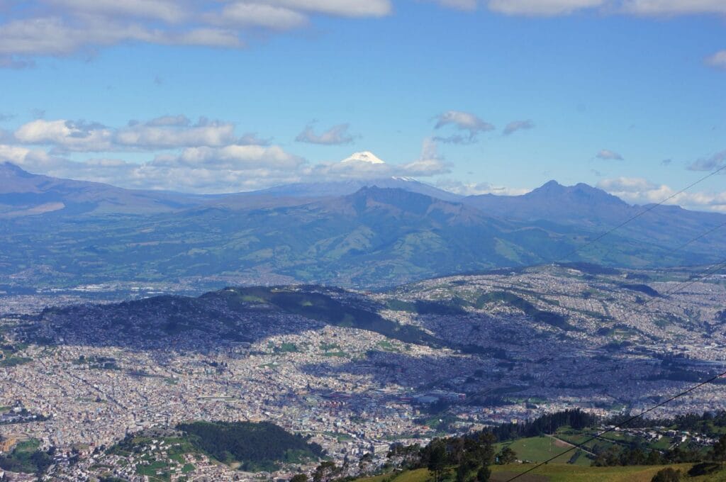 vue depuis le sommet du volcan Pichincha à Quito