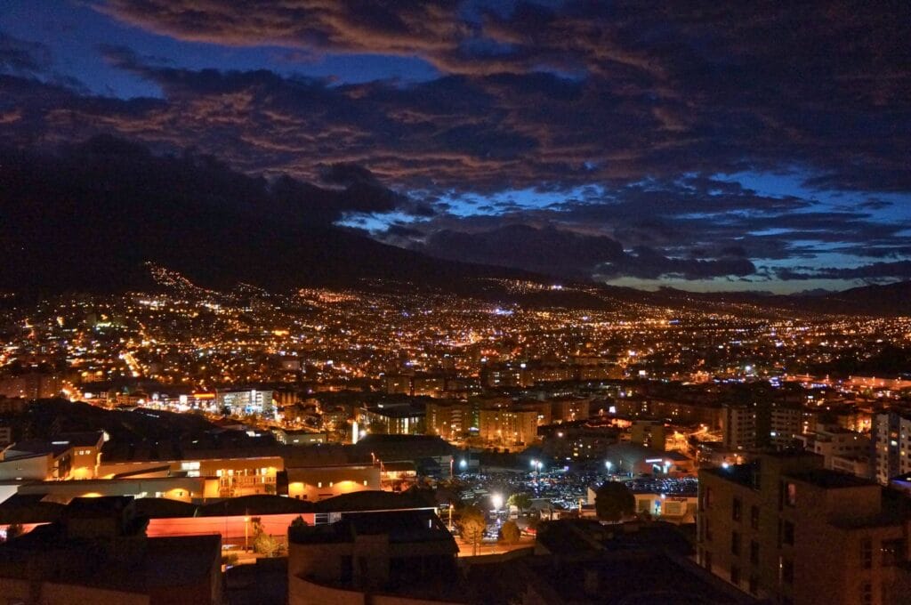 vue sur Quito de nuit