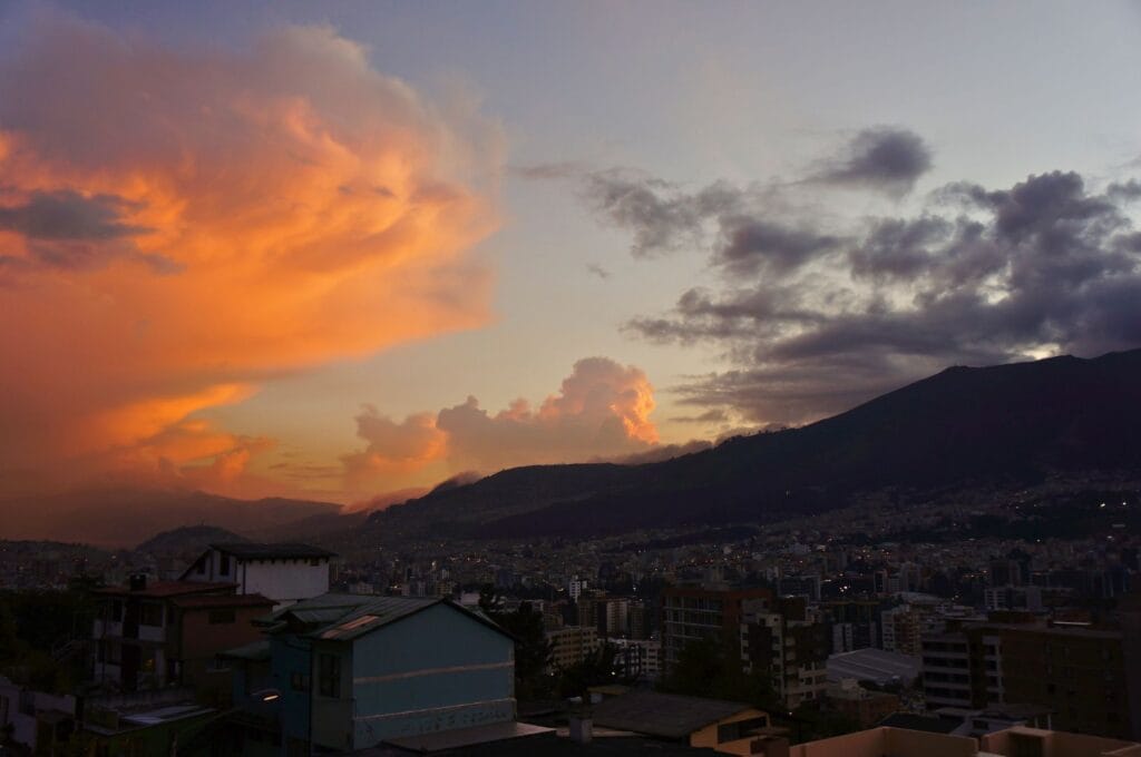 coucher de soleil sur la ville de Quito en Équateur