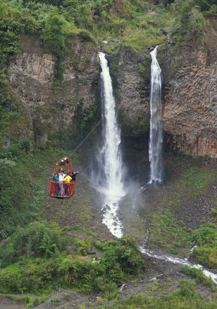 tarabita devant la cascade manto de la novia