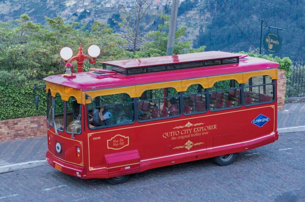 trolley dans les rues de Quito en Équateur