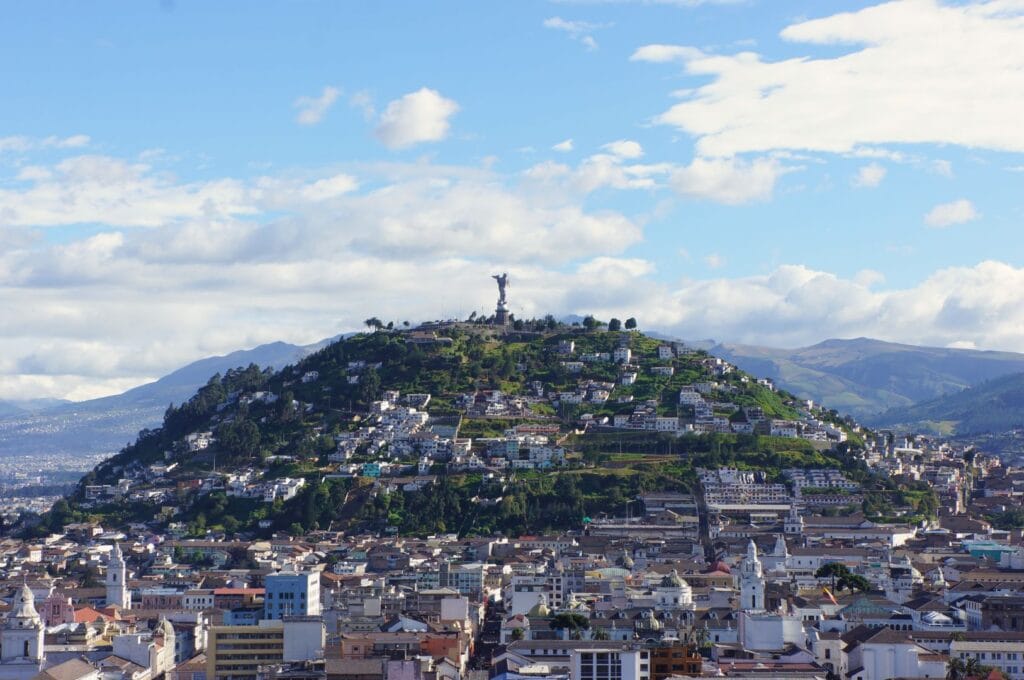 vue sur el panecillo et sur la virgen del panecillo à Quito
