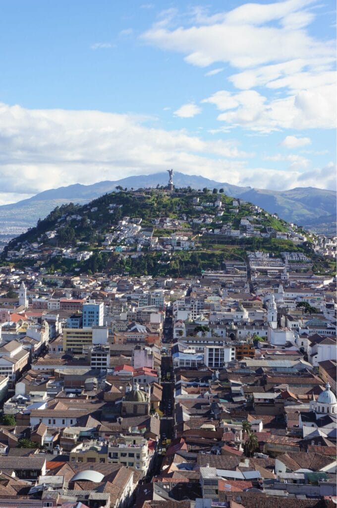 vue sur el panecillo et la statue de la Vierge à Quito XXX