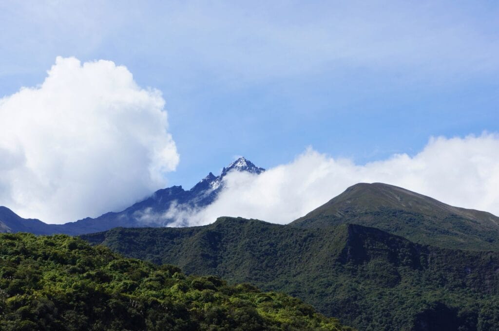 le volcan cotacachi depuis la laguna de Cuicocha en Équateur