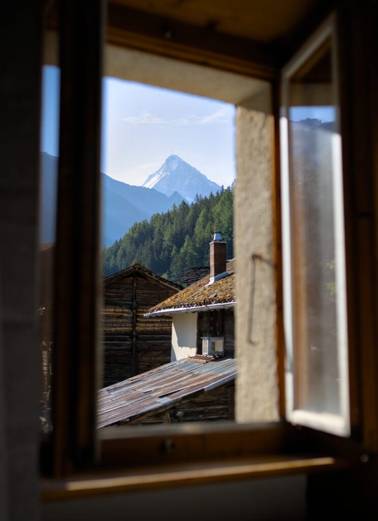 vue de la fenêtre alpiness coliving