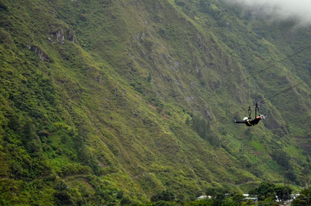 la zipline sur la route des cascades à Baños en Équateur