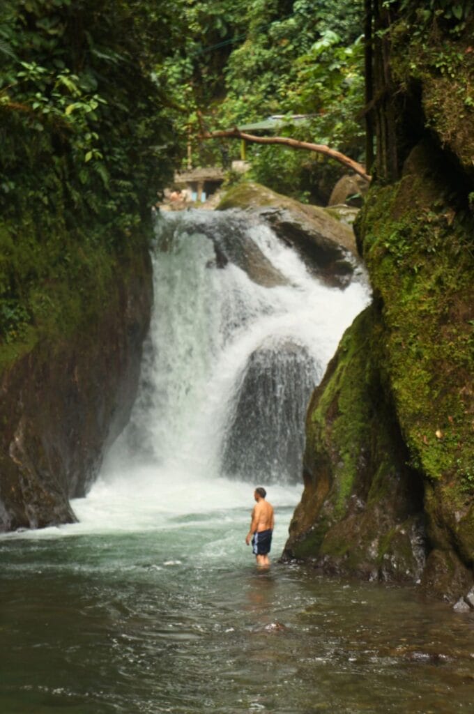 baignade au pied de la cascade Nambillo