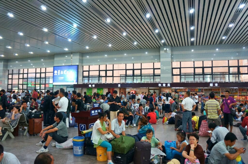 une gare en Chine pendant notre tour du monde