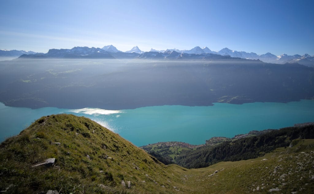 alpes bernoises au-dessus du lac de Brienz