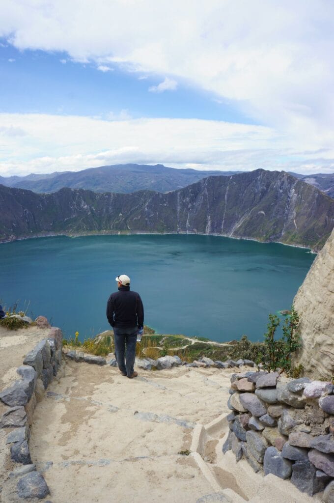 Benoit devant la lagune de Quilotoa en Équateur