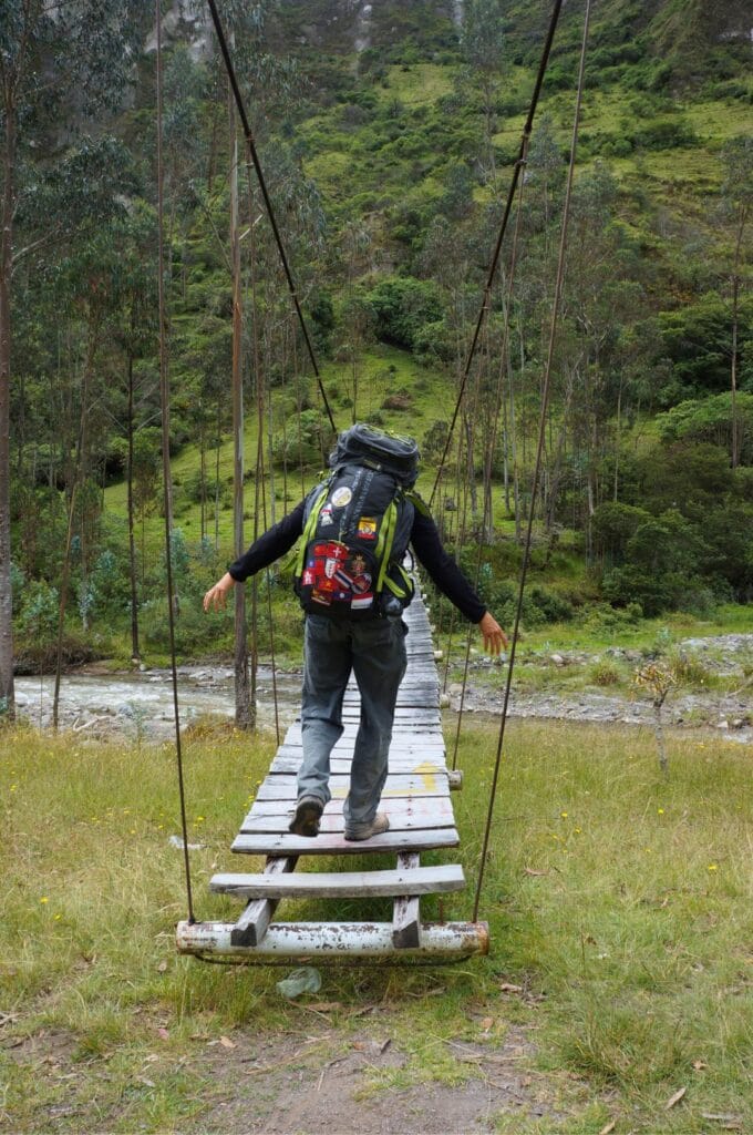 le pont suspendu de la boucle de Quilotoa en Équateur