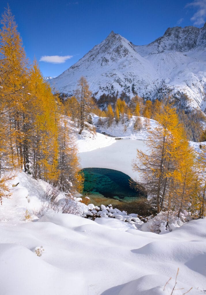 lac bleu entre automne et hiver