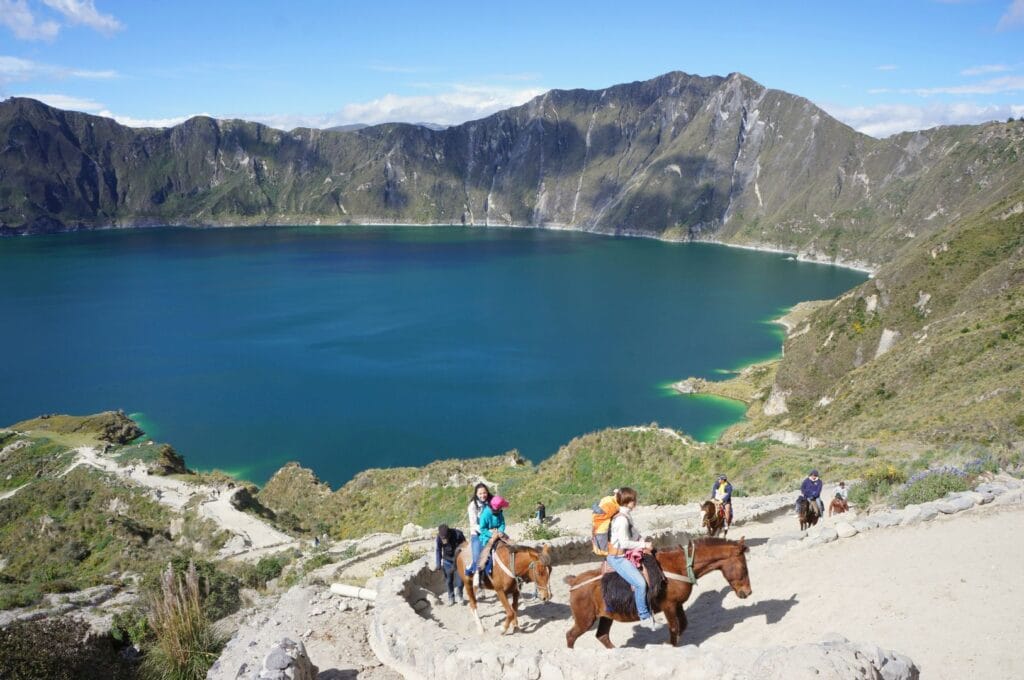 les mules remontant le sentier devant la laguna