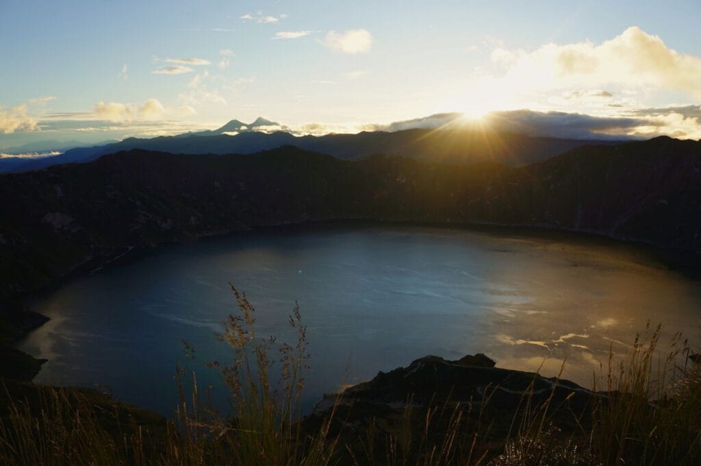 lever de soleil sur la laguna de Quilotoa en Équateur