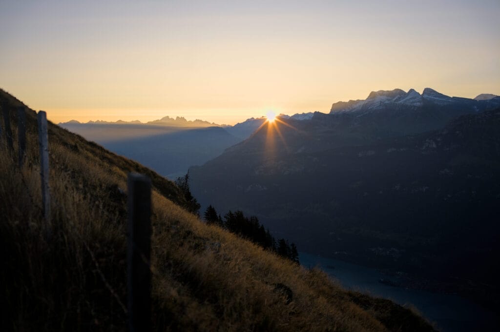 le soleil se lève au-dessus du lac de Brienz