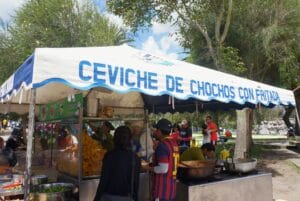 un stand de ceviche de chochos en Équateur