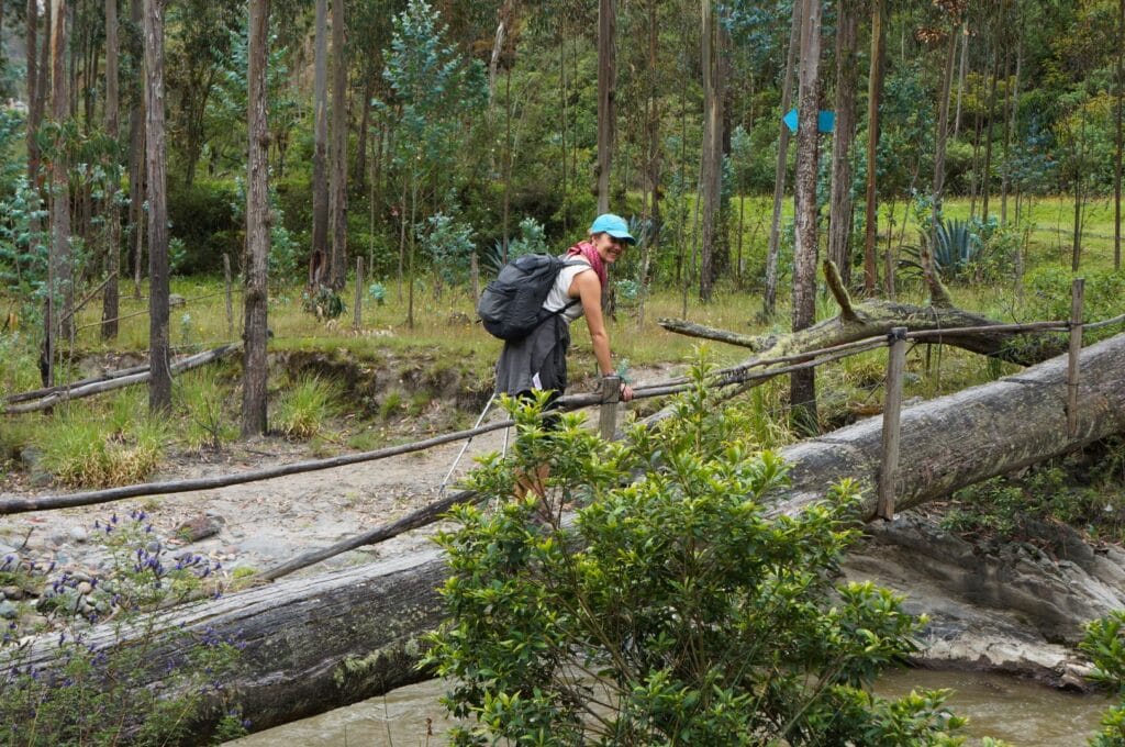 Fabienne sur le tronc d'arbre qui fait office de pont sur la boucle