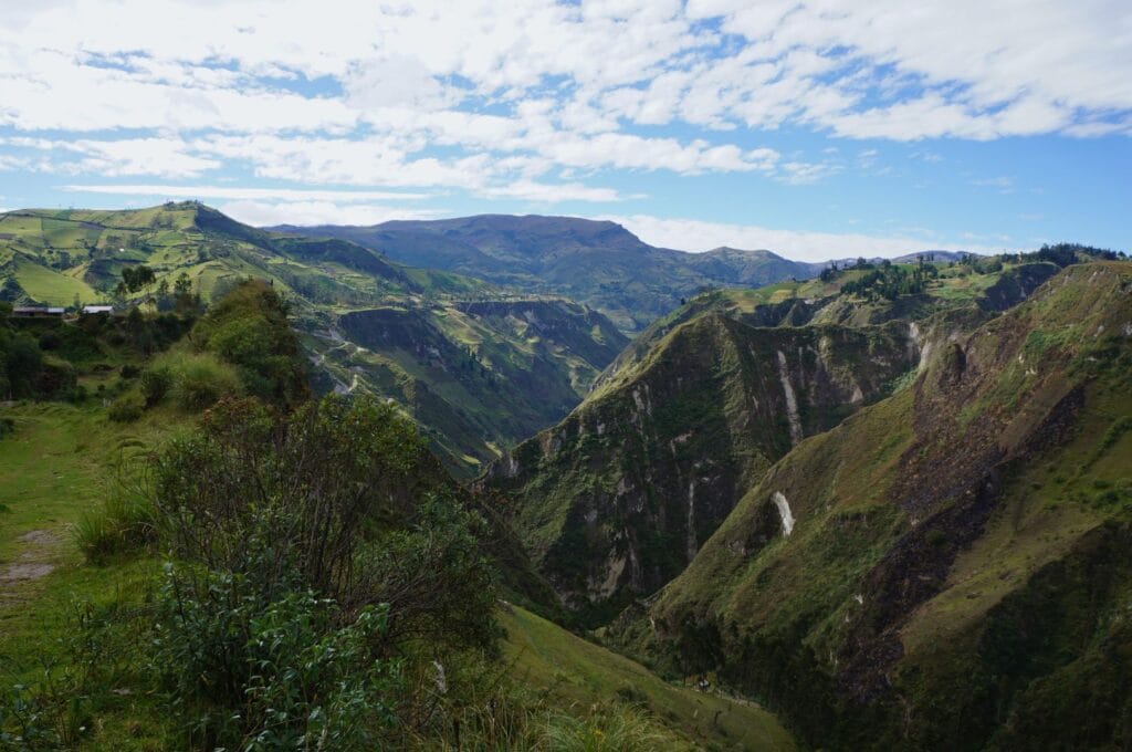 vue sur le canyon lors de la boucle de Quilotoa