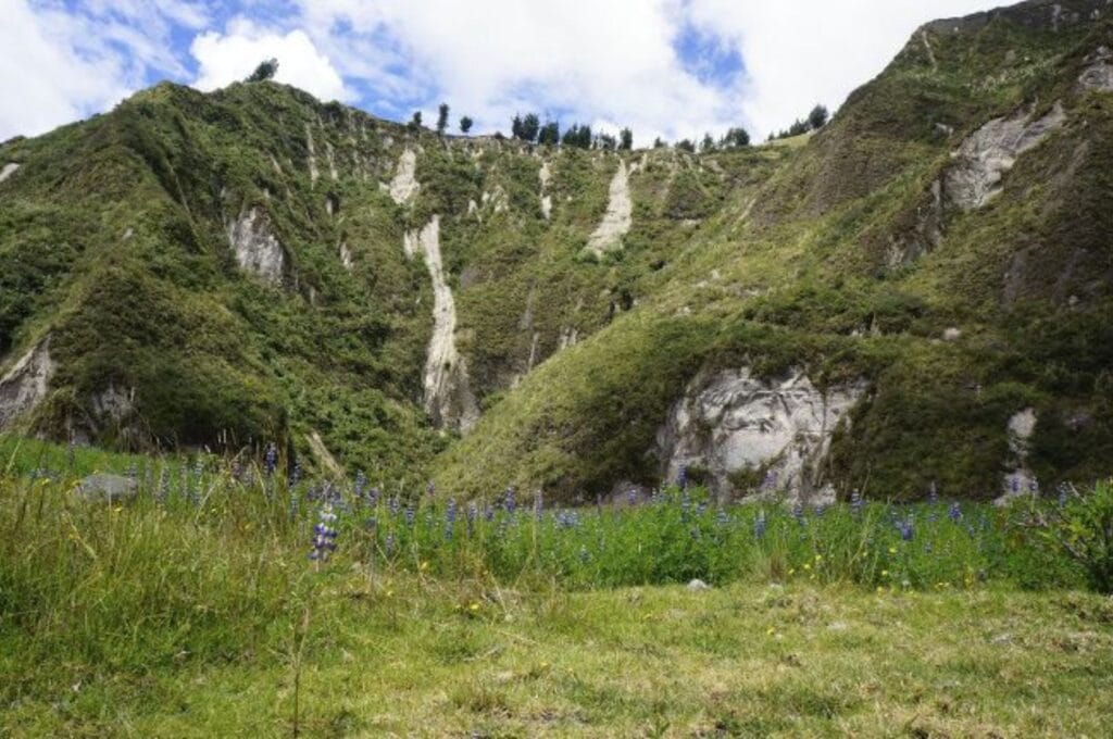 la falaise depuis le fond du canyon sur le trek de Quilotoa