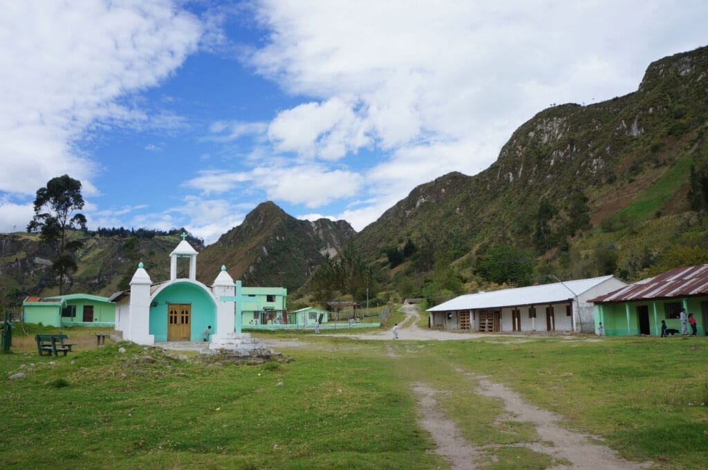 la curieuse église d'Itualo sur la boucle de Quilotoa