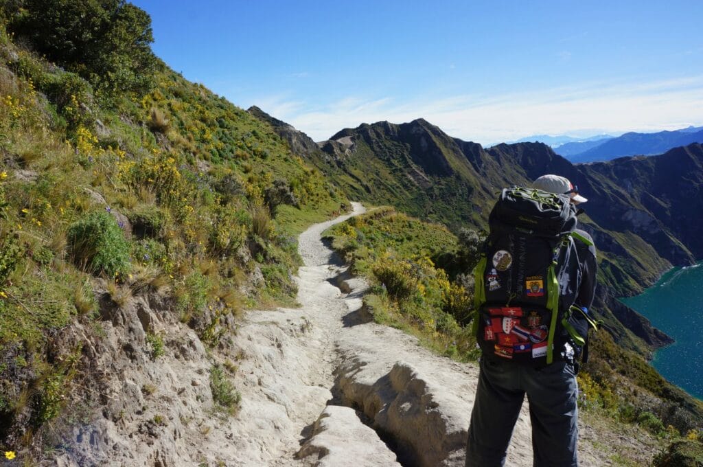 sur le sentier le long de la laguna de Quilotoa en Équateur