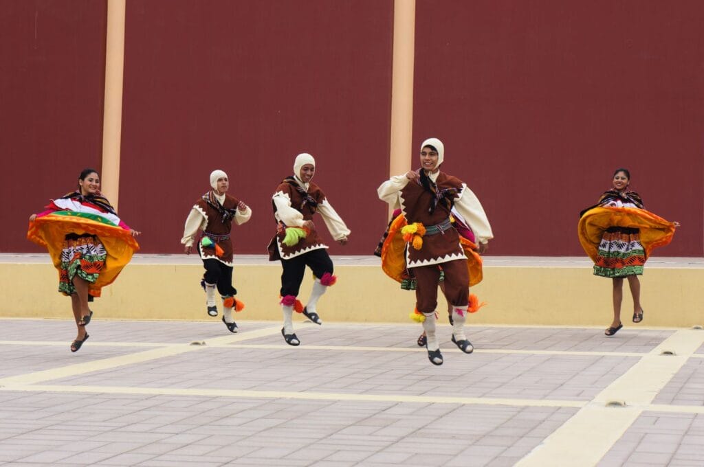 danse péruvienne devant le musée Tumbas Reales de Sipan, à côté de Chiclayo