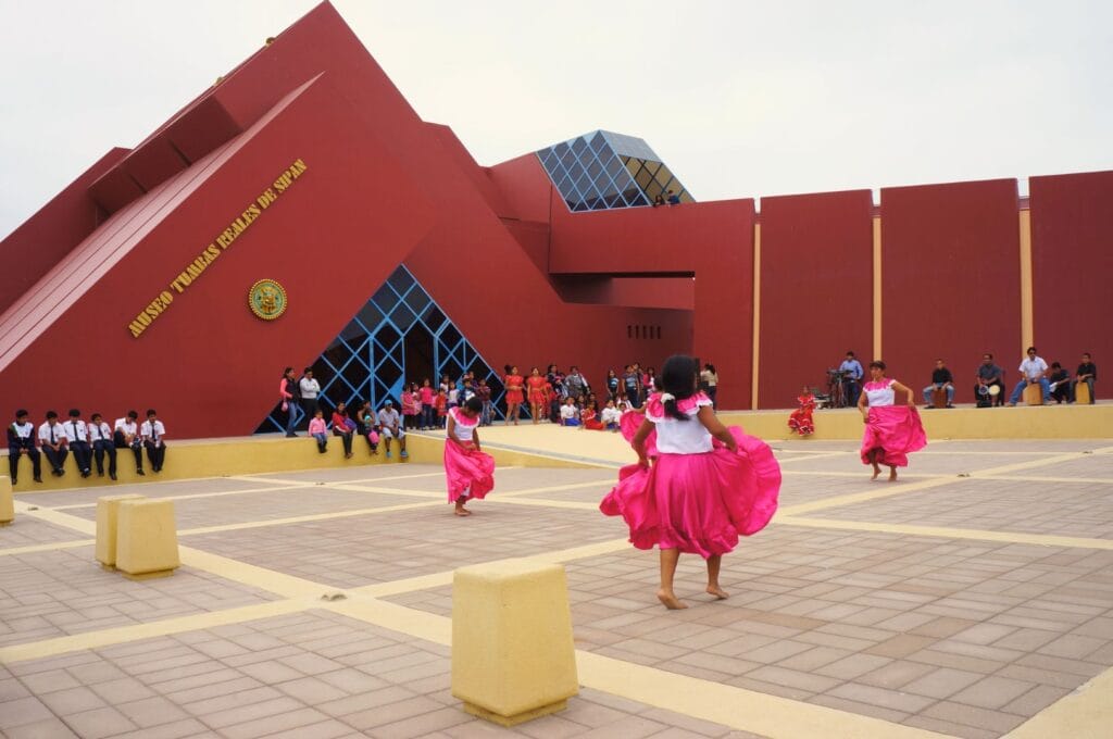 danse péruvienne devant le musée Tumbas Reales de Sipan, à côté de Chiclayo
