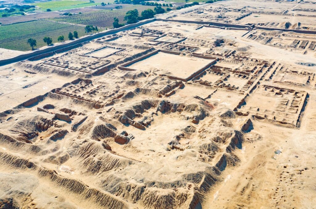 vue aérienne de la cité de Chan Chan, vestiges de la civilisation chimu à côté de Trujillo