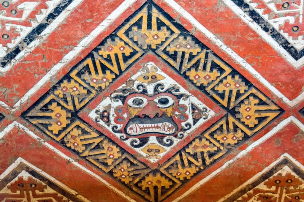 peinture représentant Ai-apaec, la divinité principale des Moches, sur le mur du temple de la lune