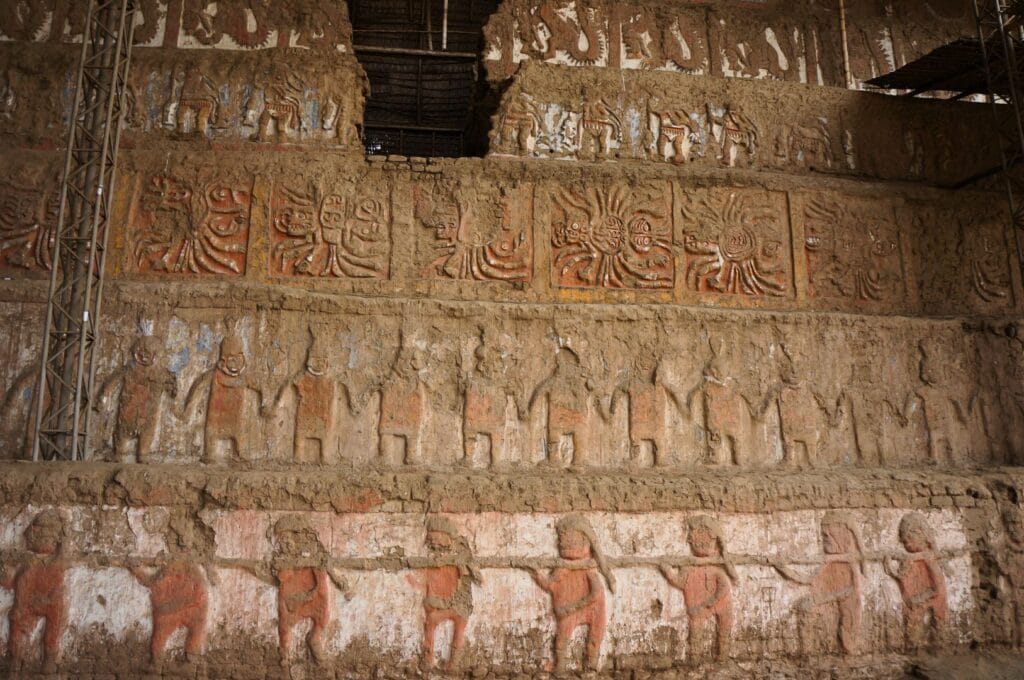 détails d'un mur sculpté de la huaca de la luna