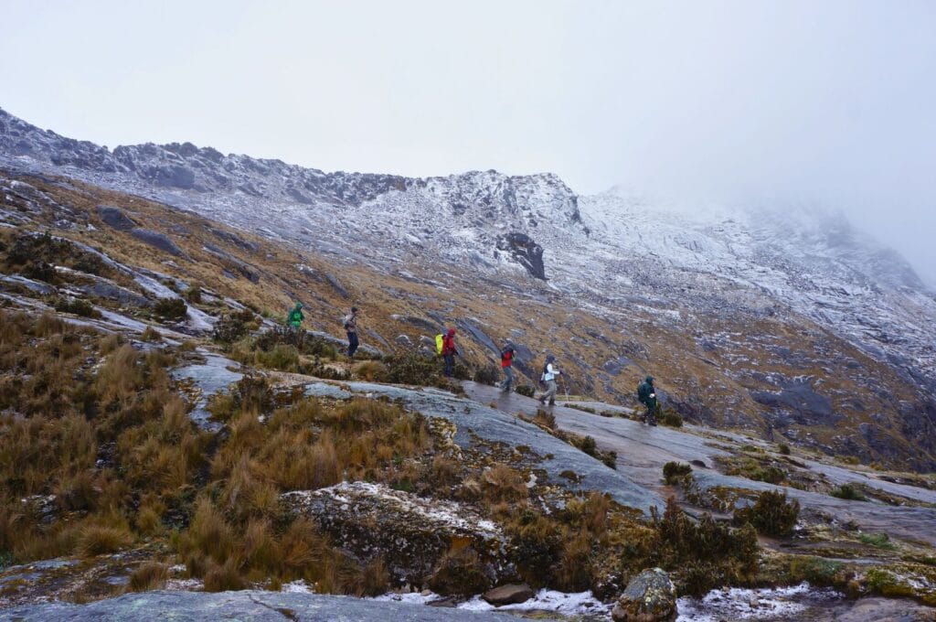 Trekkers in front of the mountain