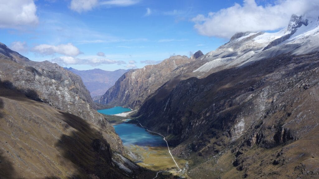 vue sur la vallée et les lagunes du trek de santa cruz