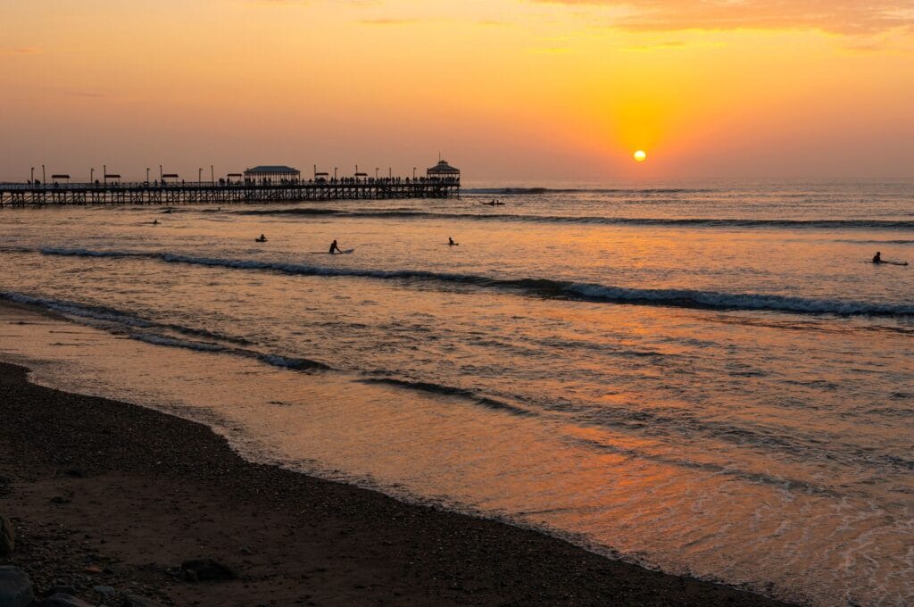 coucher de soleil sur la jetée de Huanchaco