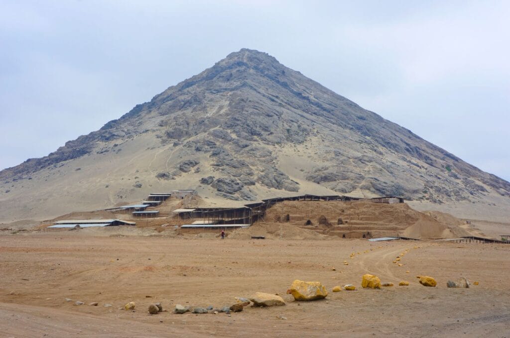 Huaca de la luna devant la montagne cerro blanco au Pérou