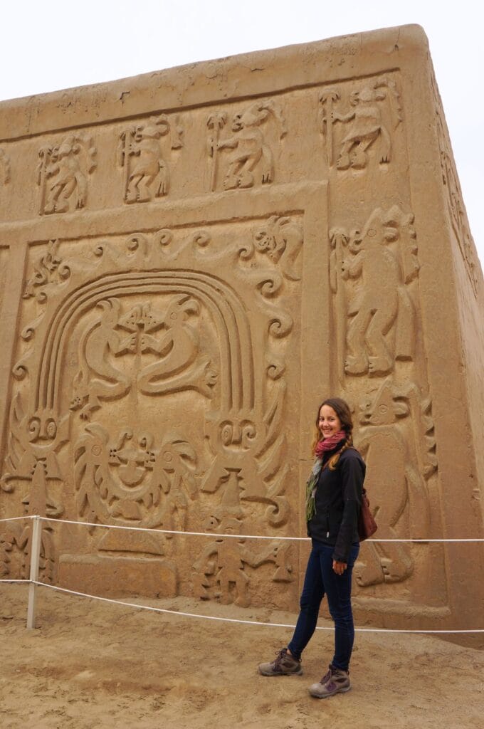 Fabienne devant un mur sculpté