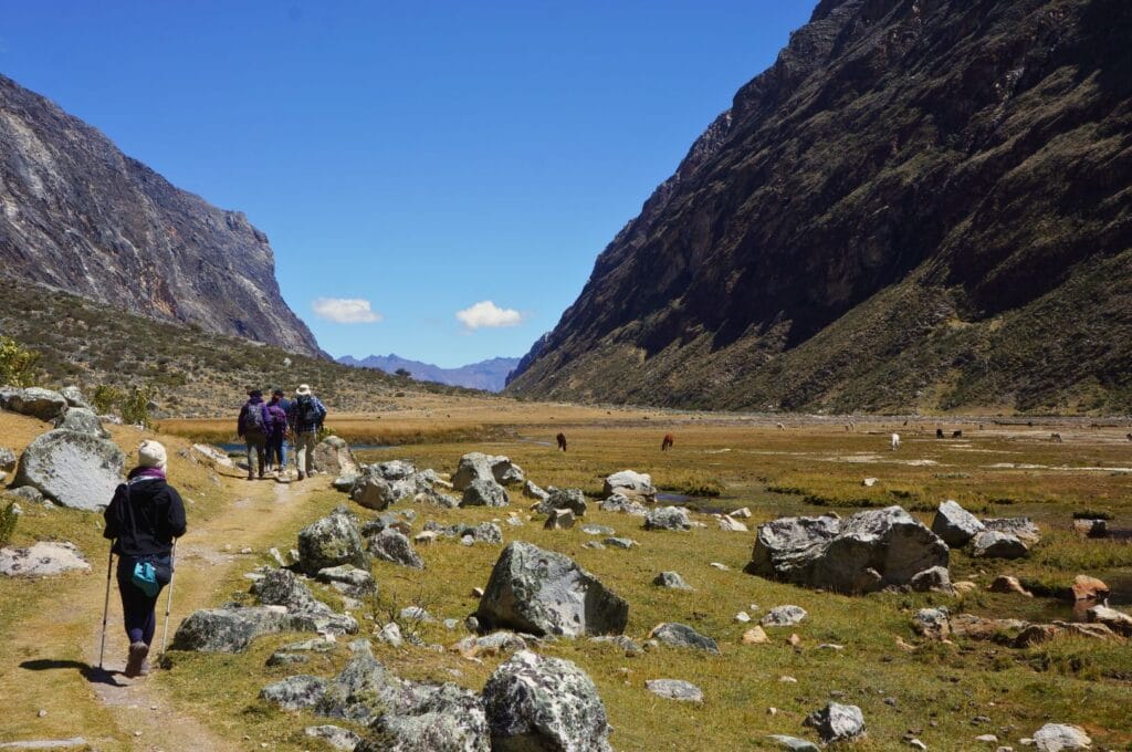 Trail in the Santa Cruz trek valley