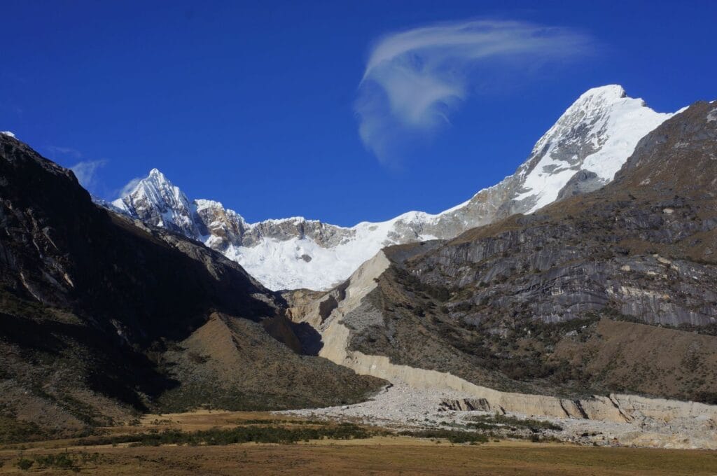 vue sur le glacier et les massifs enneigés de la cordillera blanca au Pérou
