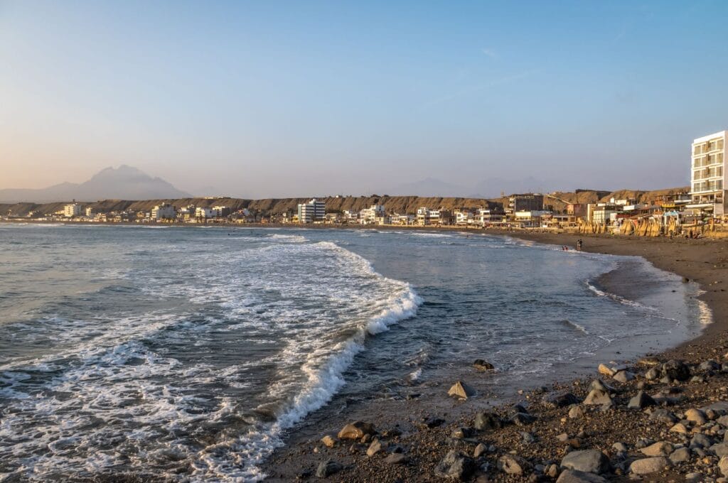 plage de Huanchaco à côté de Trujillo au Pérou